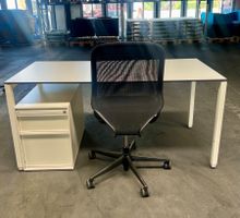 Kompletter Büro-Arbeitsplatz mit Vitra Bürodrehstuhl