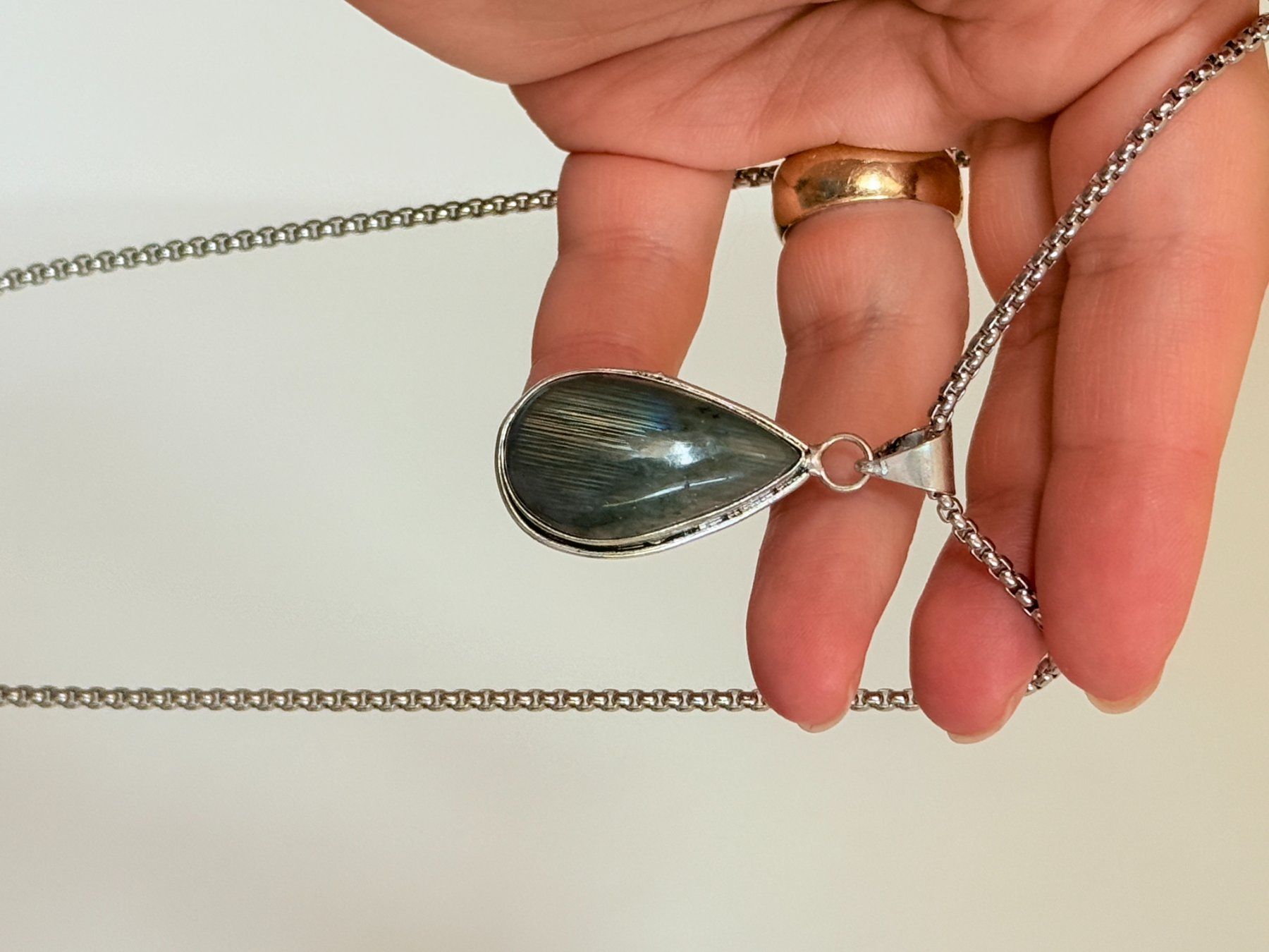 Ketten: Labradorite necklace – Neu und originalverpackt aus Genève von AGBERG 1