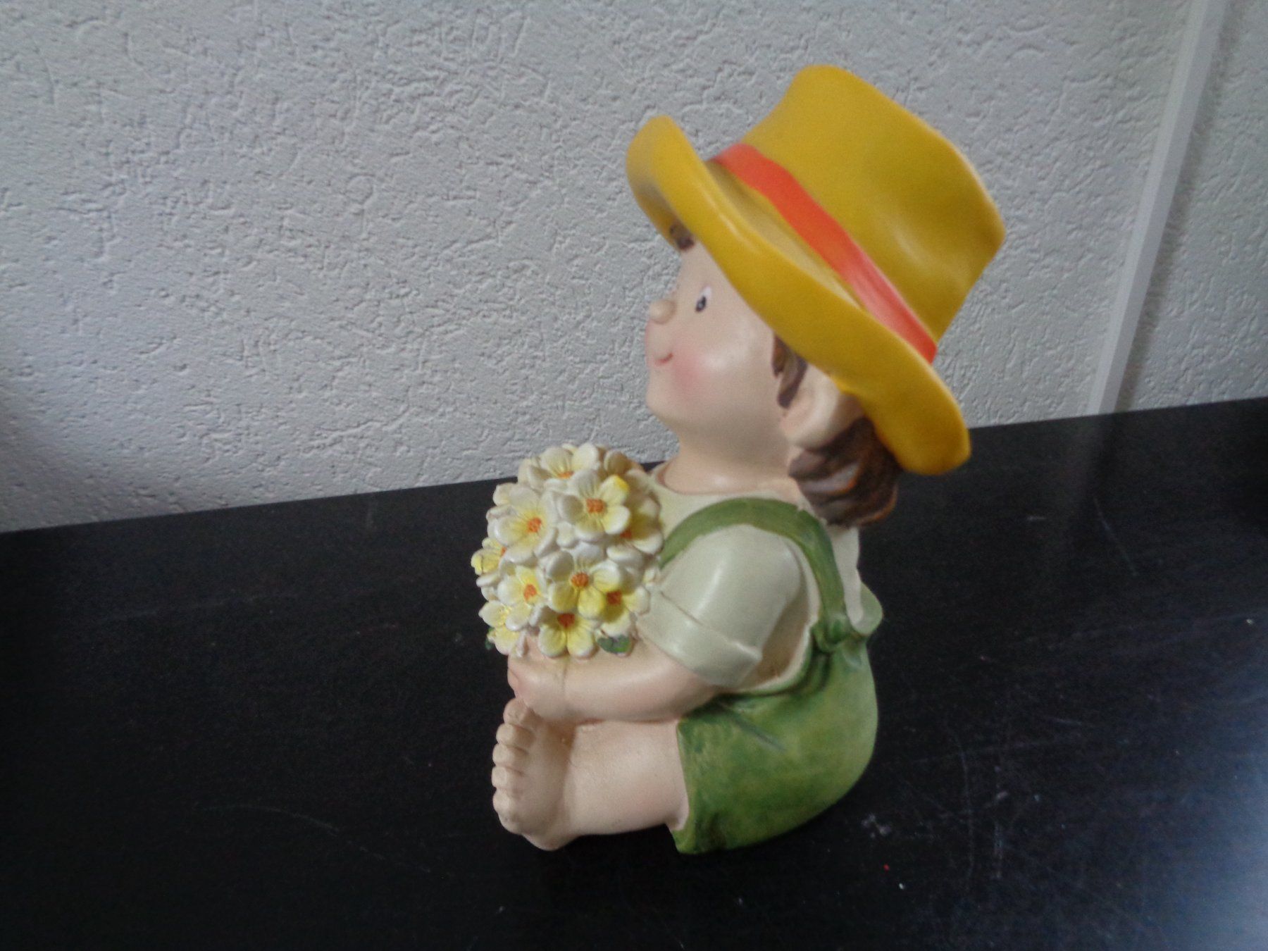 Figuren: Sitzender Blumen Junge (18 cm) – Neu und originalverpackt aus Langenbruck von Gumsi 4