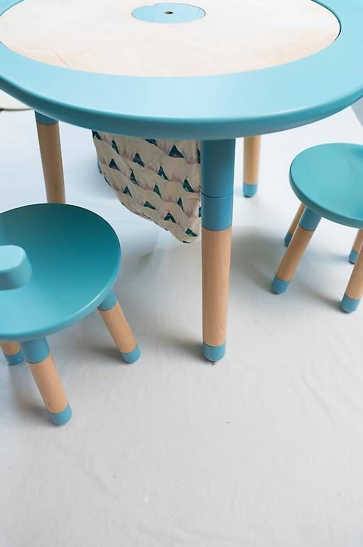 Tables: Mutable Kindertisch mit 3 Stühlen und viel Zubehör – D'occasion à Wetzikon ZH par Cosmiques