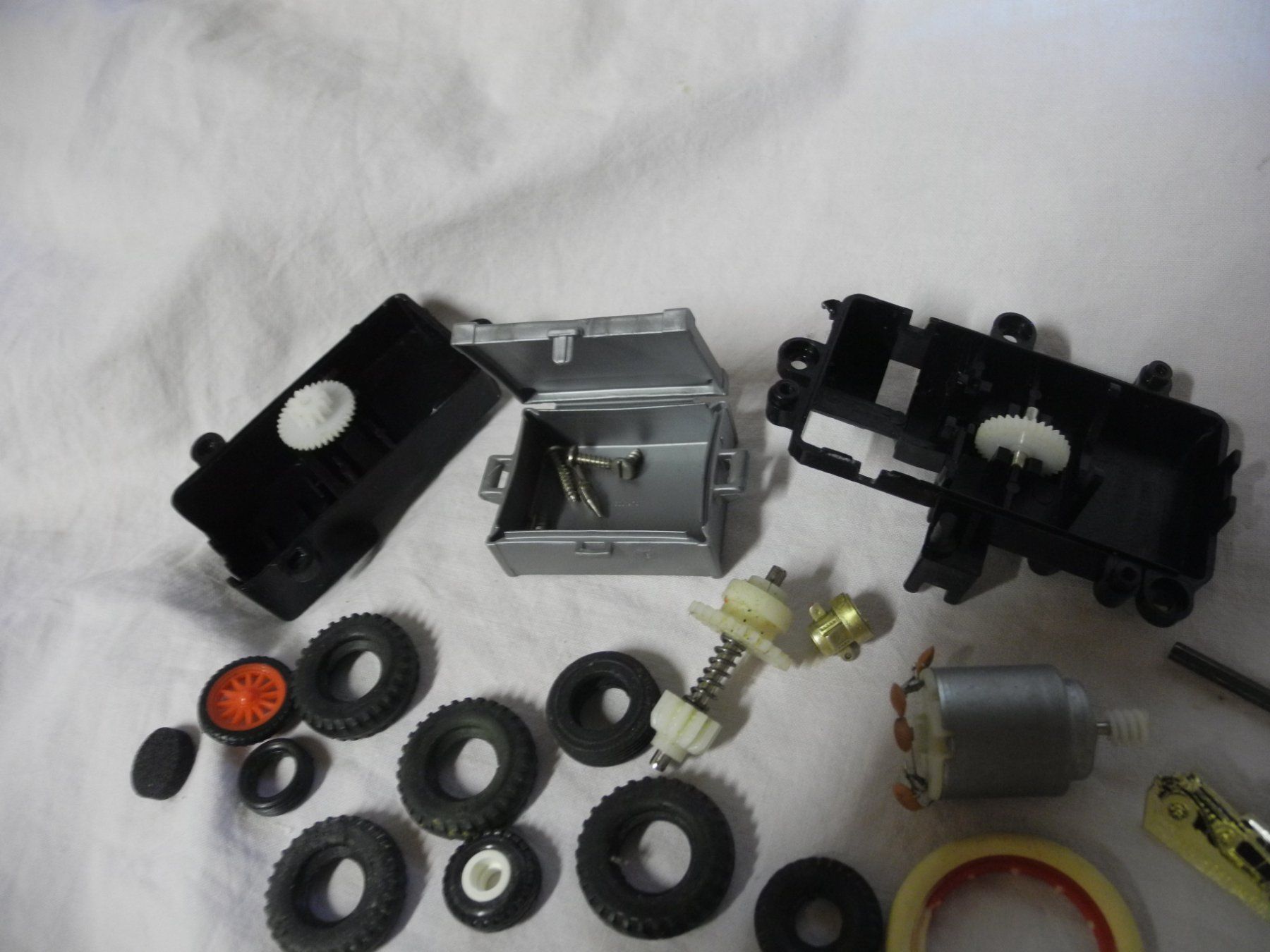 Modellini d'auto: KONVOLUT:  DIVERSE  ERSATZTEILE  + PNEUS – Usato da Gurtnellen venduto da Murmeli99 1