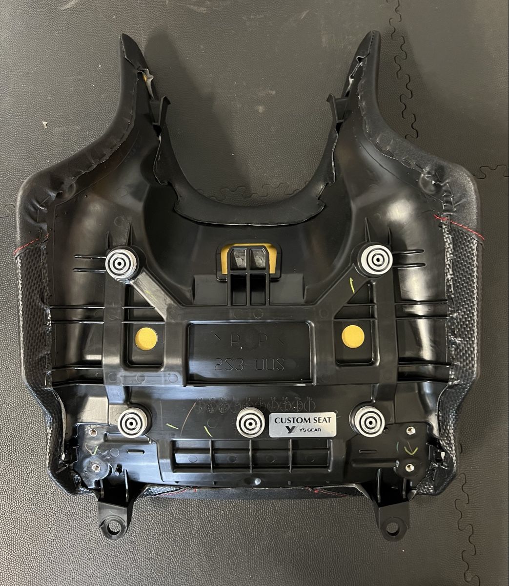 Yamaha Tutti i ricambio per moto: Yamaha VMAX 1700 VMX17 selle basse neuve – Nuovo e nell'imballaggio originale da Fribourg venduto da jul_65j9 2