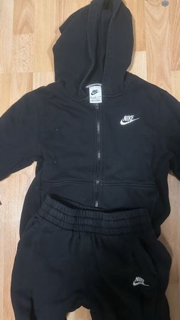 Nike Trainer mit Tshirt