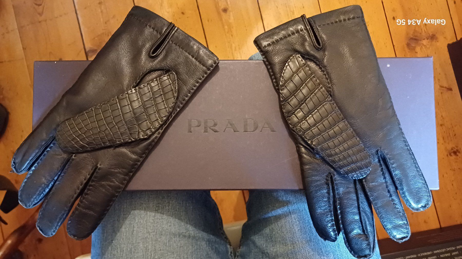 Prada Guanti & manicotti: Prada Handschuhe aus Aligatorleder – Usato da St. Gallen venduto da DiesundDas.