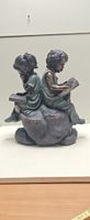Gartenfigur "Lesende Kinder" aus Polyresin, neu. (nov769)