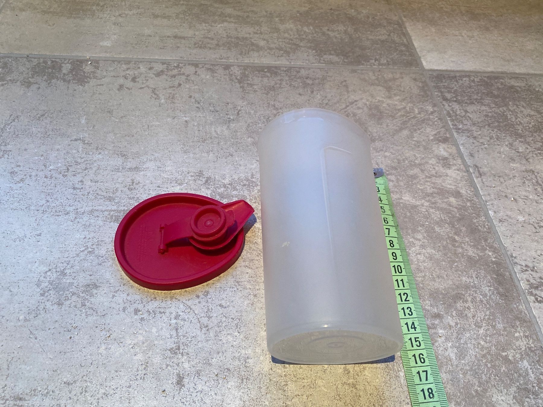 Tupperware Behälter & Ähnliches: Tupperware Behälter mit Ausguss – Gebraucht aus Bülach von Jackybabue 1