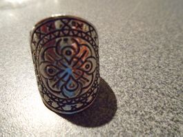 Ring silberfarbig, schwarzes Muster Blume
