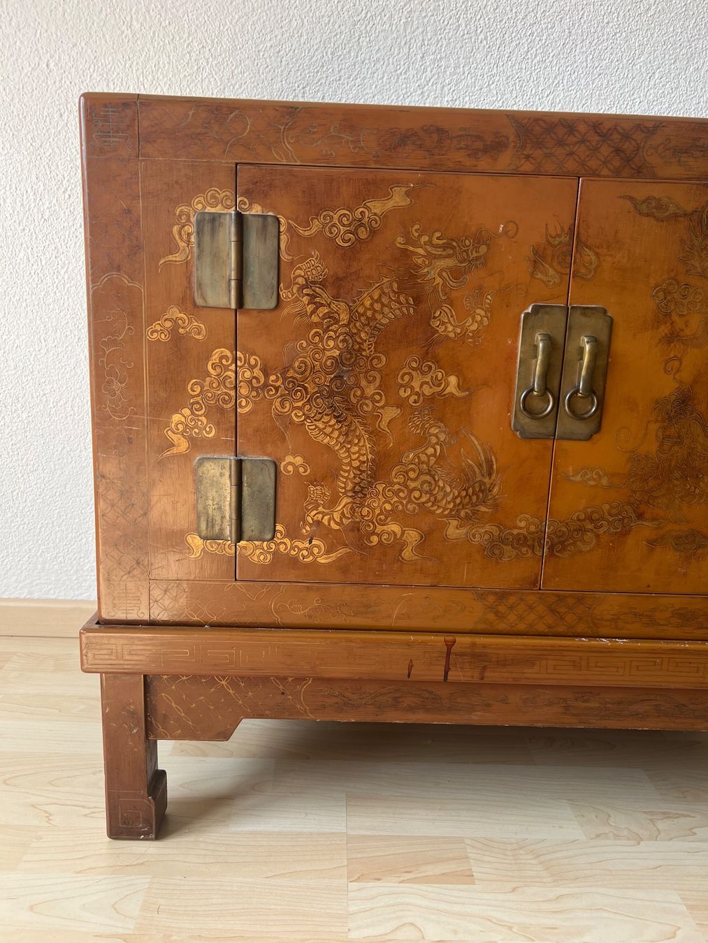 Kommoden: Asiatisches Schränkchen Kommode mit Drachenmuster – Gebraucht aus Perlen von K.P.K.P 1