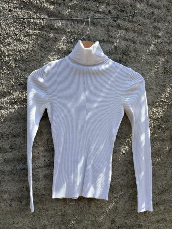 Gerippter Rollkragenpullover weiss