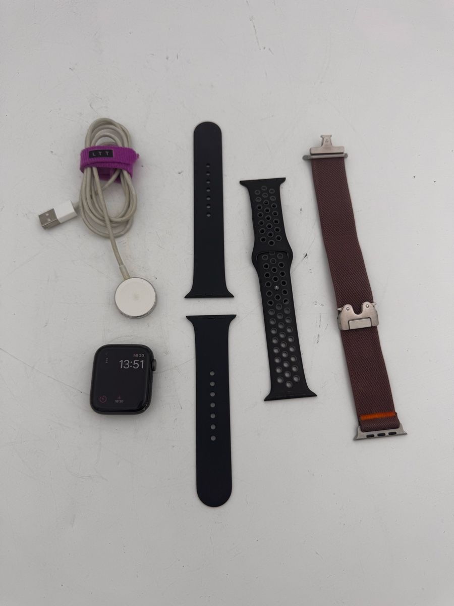 Apple Smartwatch: Apple Watch Series 5 LTE 44mm - Black – Usato da Basel venduto da MeSellstuf 5
