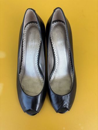 5TH AVENUE schwarze Peeptoes aus Leder Gr. 38