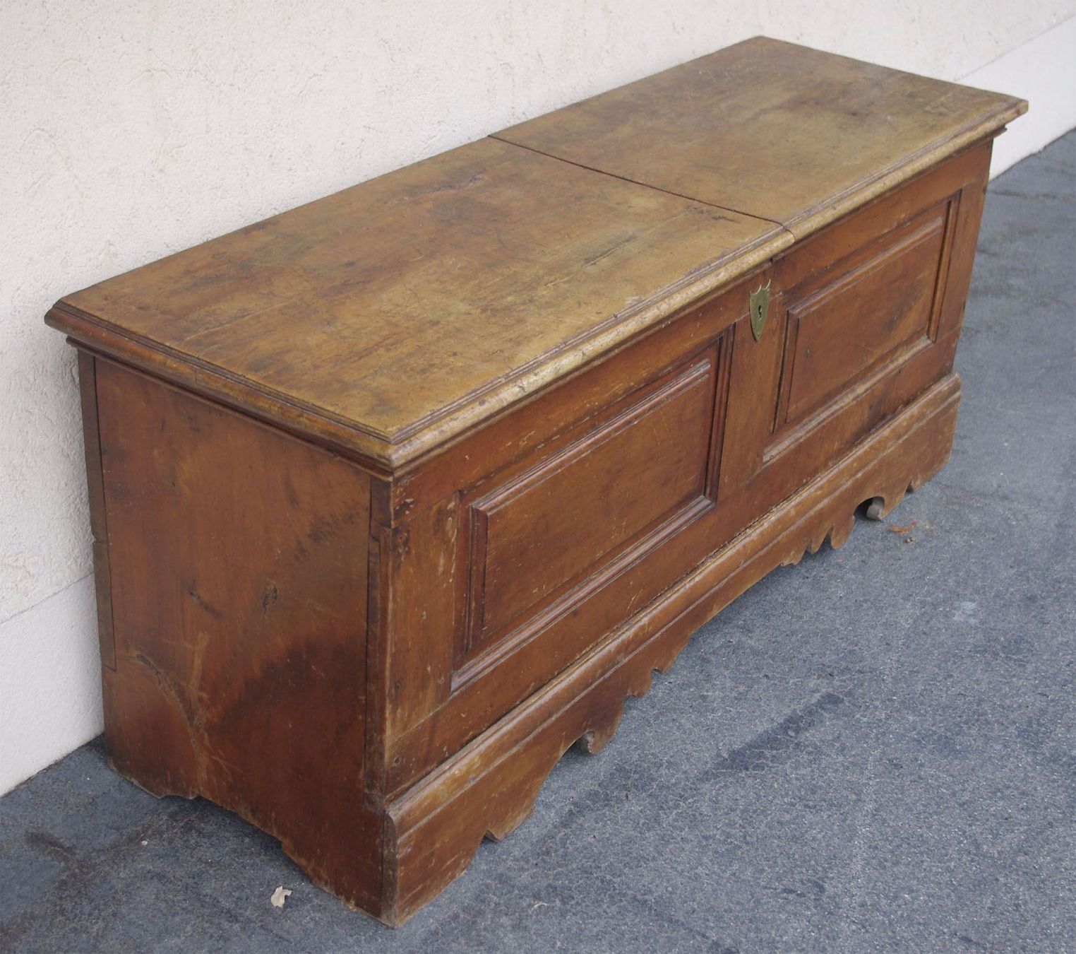 Cassapanche: massive Nussbaum-Truhe um 1800 – Usato da Meggen venduto da Trouvaillen 1