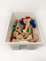 Kiste mit Holzbauklötzen