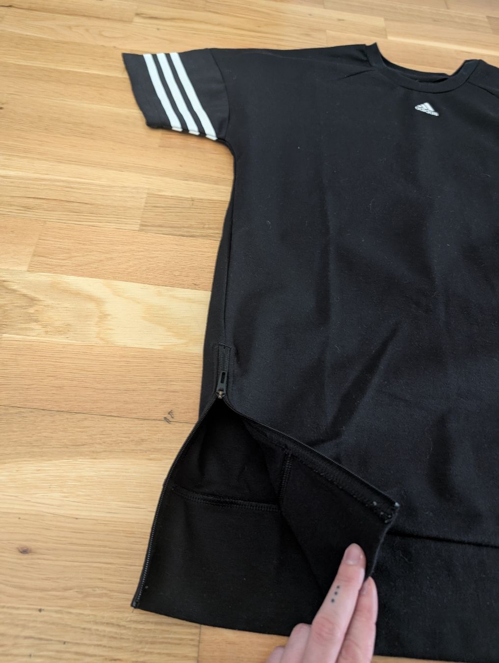 Adidas T-Shirts: Schwarzes Adidas Kleid/Shirt – Neu (gemäss Beschreibung) aus Wallisellen von sca97 2