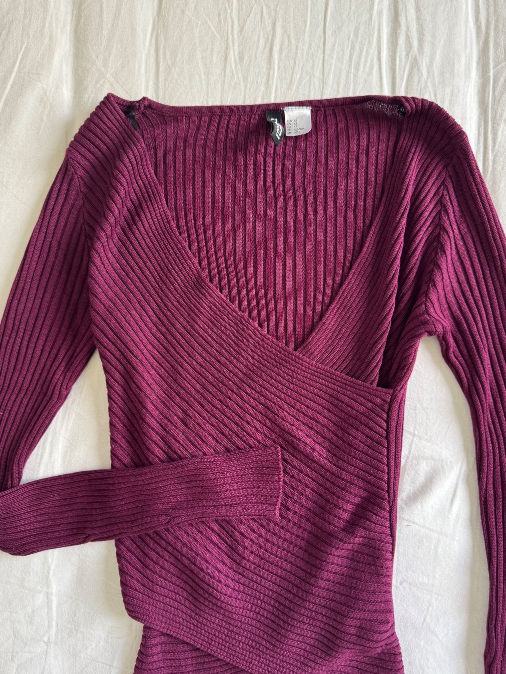 H&M Top: Wine-colored ribbed wrap top, size XS, perfect for fall. – Usato da Zürich venduto da olalinda 1
