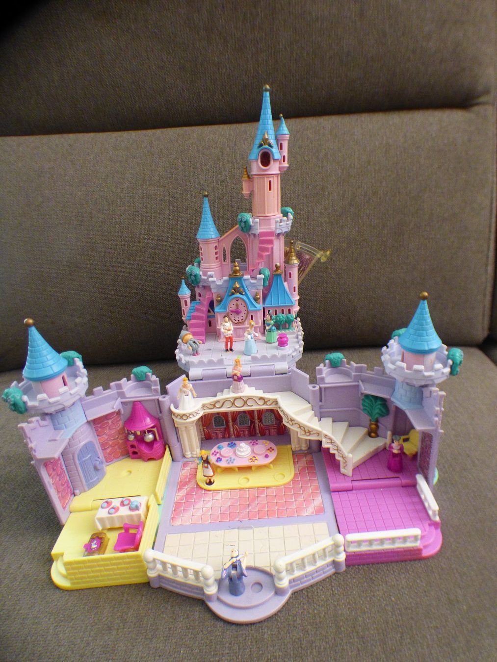 Disney Spielzeuge: Schloss – Gebraucht aus Münchenbuchsee von enzian59