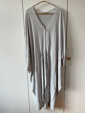 ZARA Elegantes Midikleid / Strickkleid – Hellgrau – Gr. M