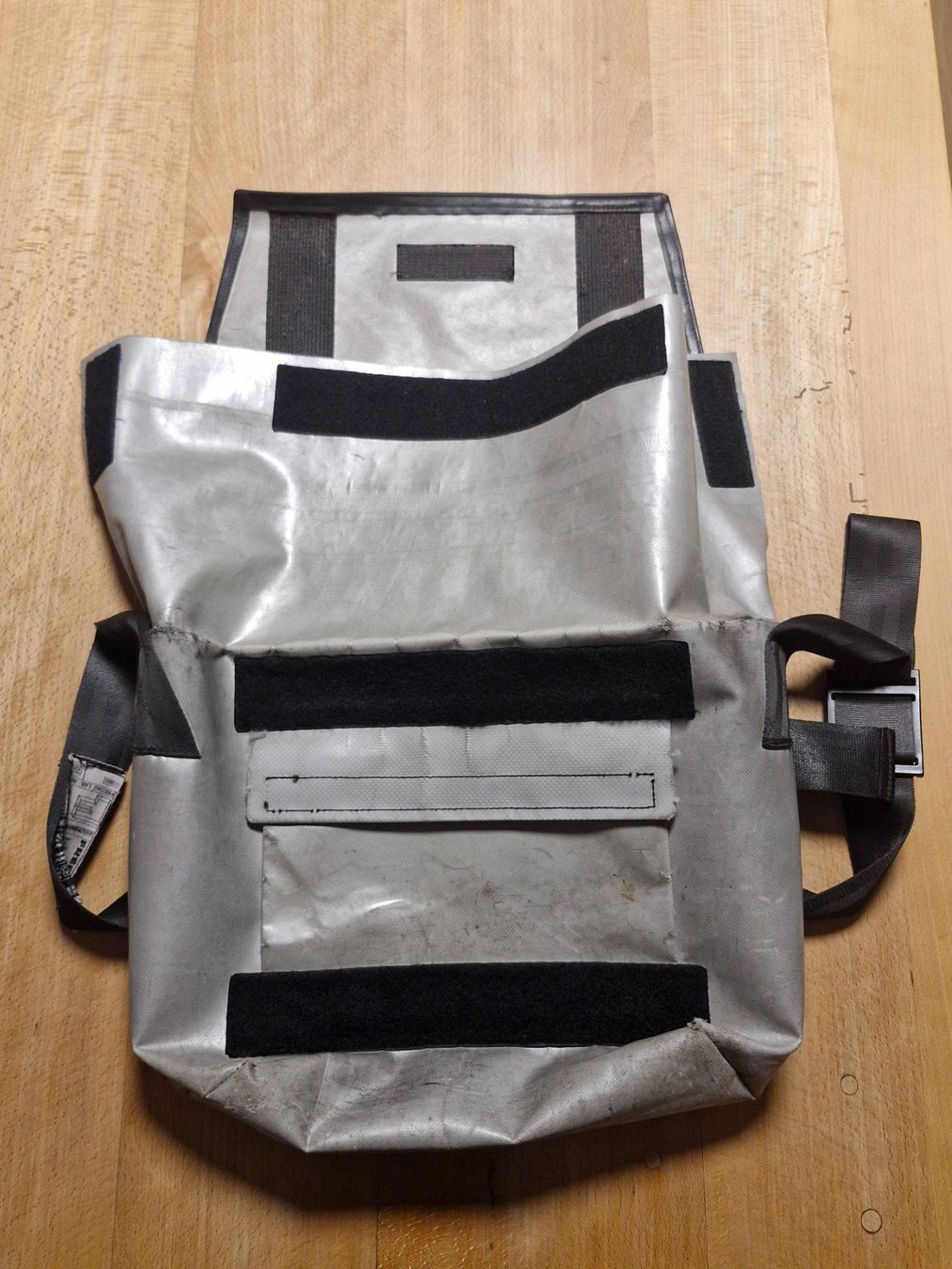 Freitag Taschen: Rot/Graue Freitag Top Cat Tasche, Gebraucht – Gebraucht aus Wiesendangen von enbtracked 4
