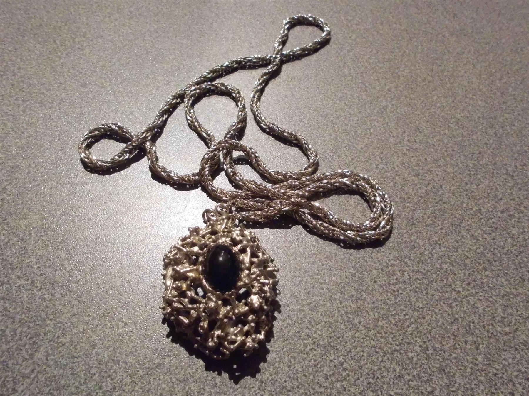 Ketten: Kette silberfarbig/Anhänger Oval, schwar – Neu und originalverpackt aus Zürich von abraxas1291