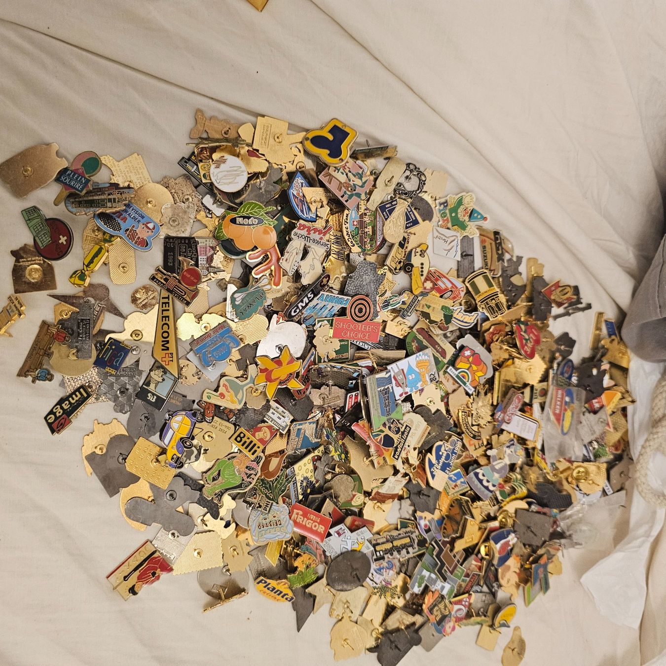 Plaketten & Abzeichen: 100 Pins  gemischt – Gebraucht aus wolfhalden von 46464646 3