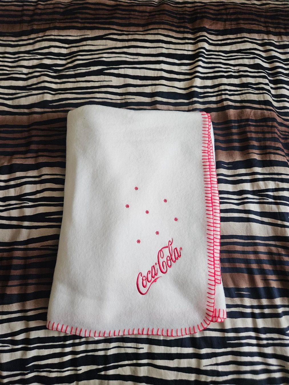Coperte: Coca Cola Fleece Decke – Nuovo (secondo la descrizione) da Gommiswald venduto da Bullhead