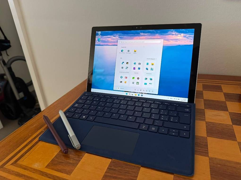 Microsoft Notebook: MS Surface Pro 4, i7,8 GB RAM, 256 SSD, Cover, Surface Pen – Usato da Riehen venduto da silentsoles
