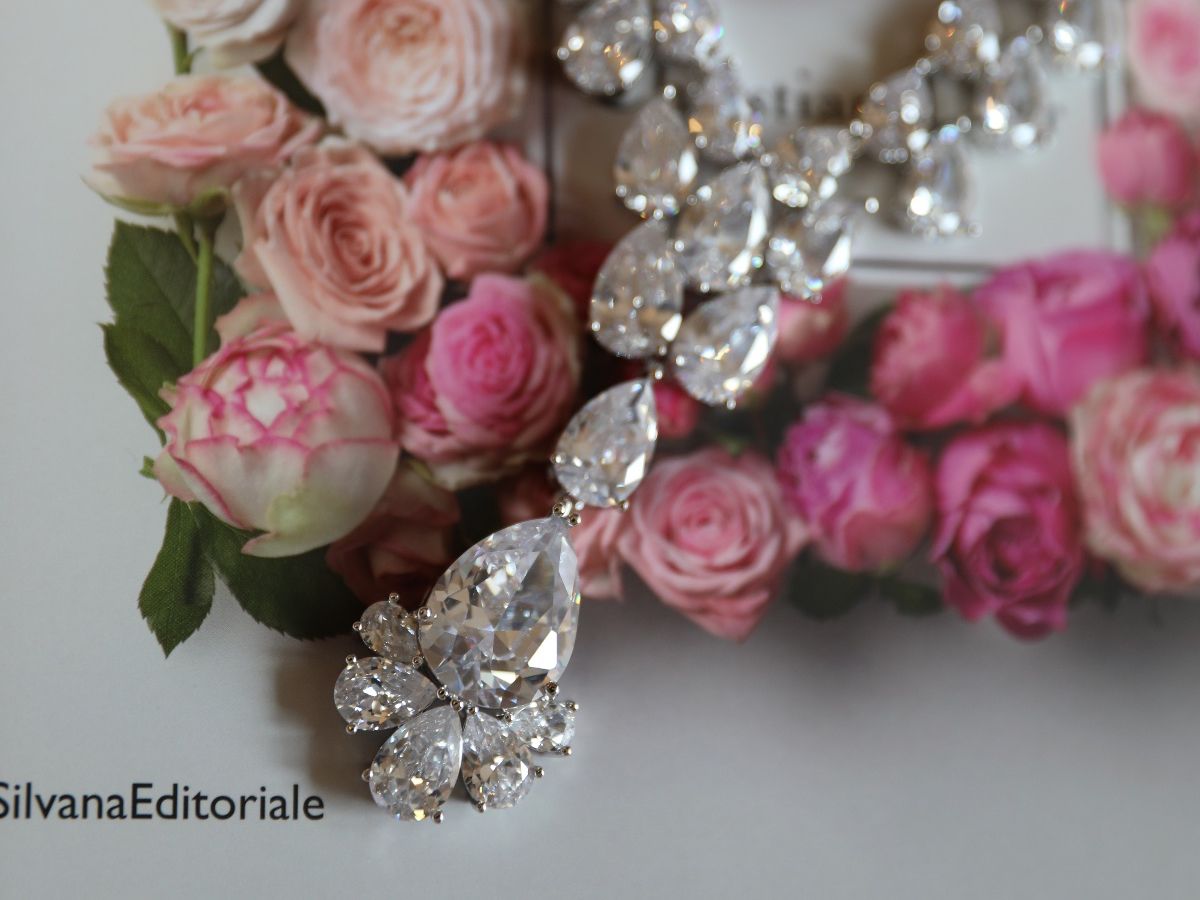 Altri gioielli: Parure L’Orchidée Blanche – Nuovo e nell'imballaggio originale da St-Maurice venduto da Sandrinette123 4