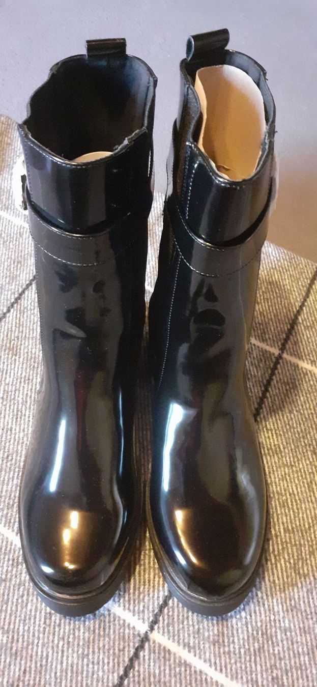 Scarpe da donna: Modischer Boot / Stiefel mit dekorativer Schnalle, Lackoptik – Nuovo e nell'imballaggio originale da Herisau venduto da Sakusson 1