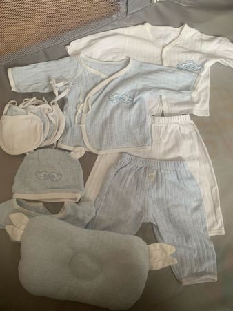 Baby Set (0-6M)10 Teile; Wickeljacke, Hose, Mütze und Kissen