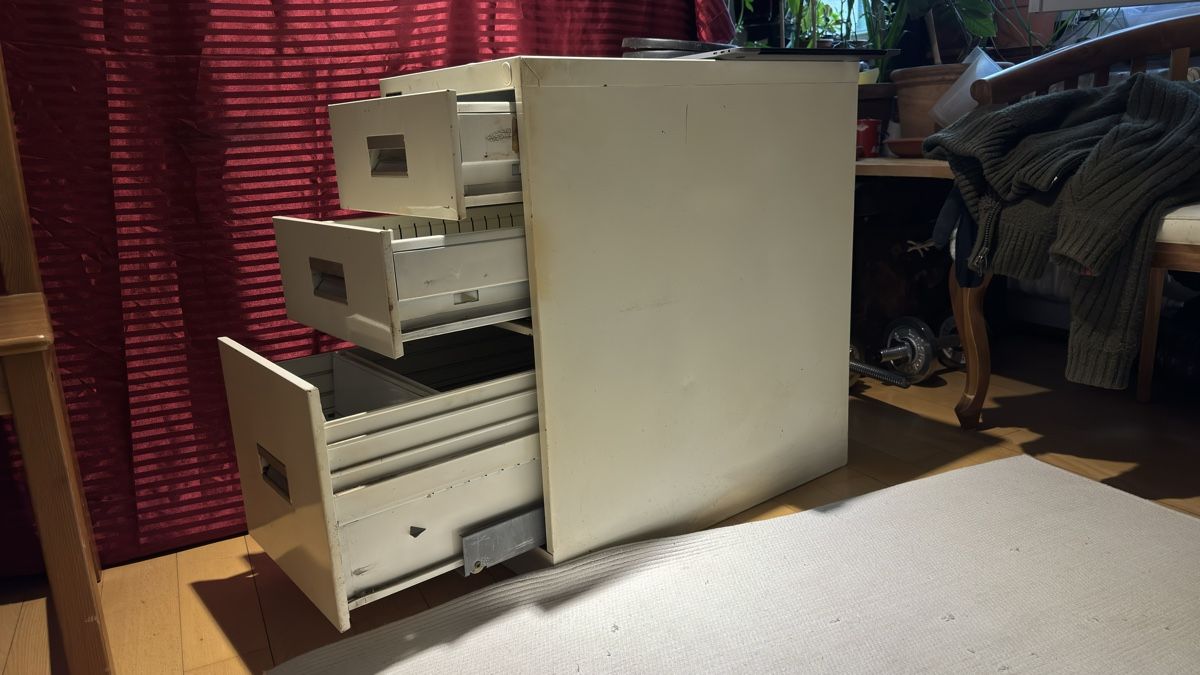 Cassettiere: VANGUARD Aktenschrank mit 3 Schubladen – Usato da Luzern venduto da Pepee02