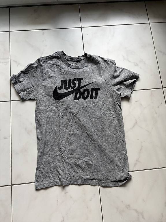 T-shirt: The Nike Tee – Usato da Fahrwangen venduto da ste_v7sm