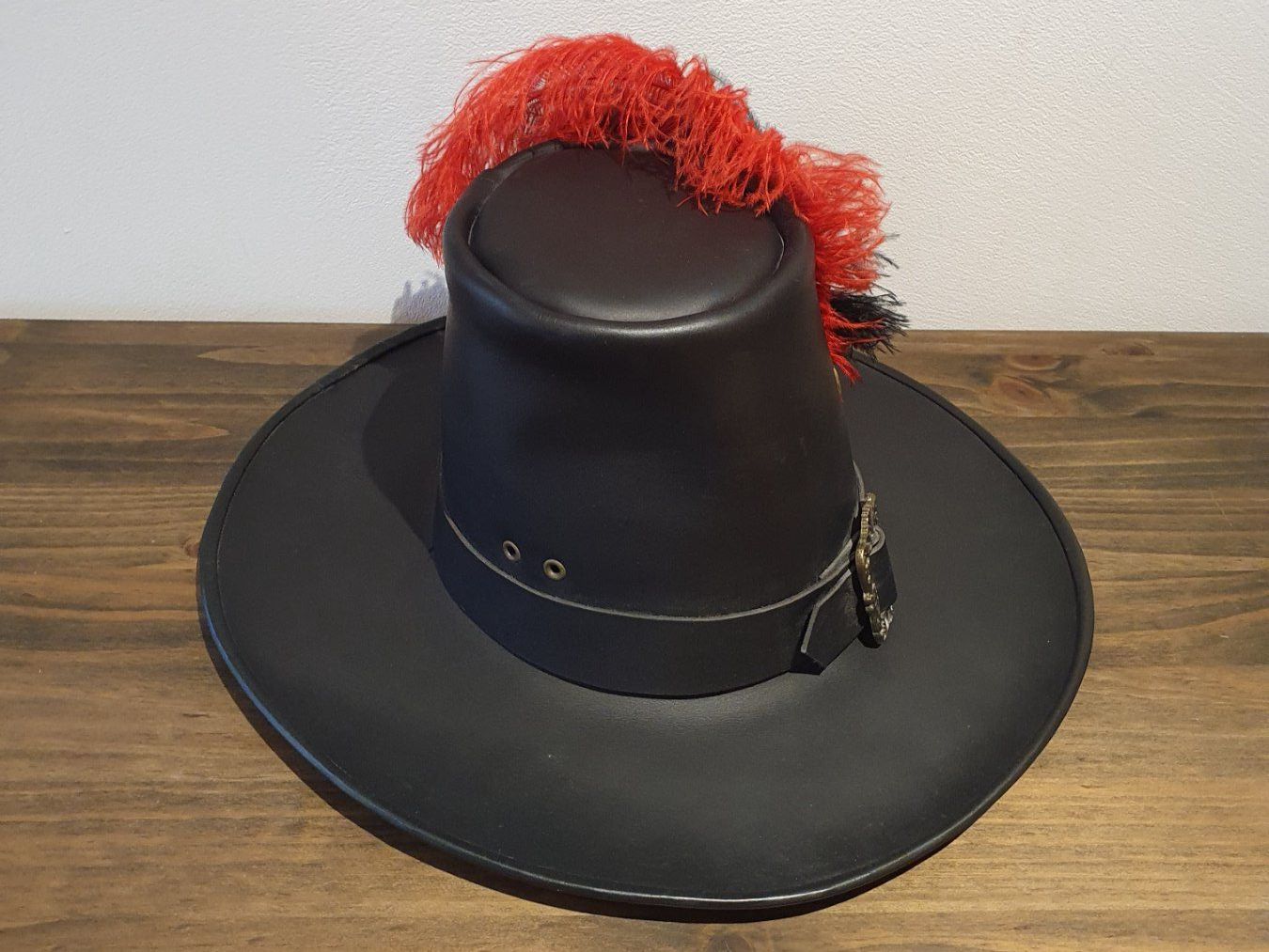 Costumi: Hoher Lederhut - Hexenjäger – Usato da Disentis/Mustér venduto da cumpra_e_vendita 2