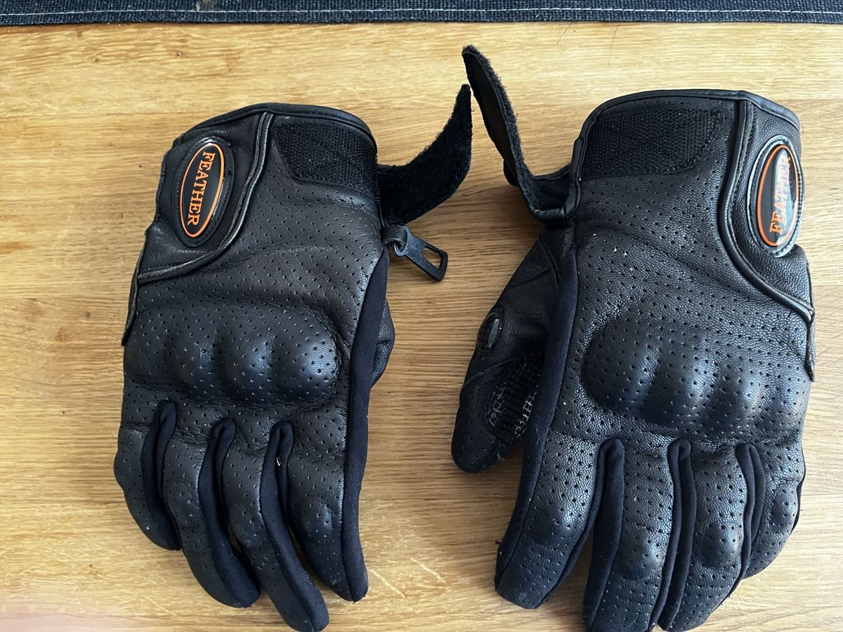 Altri accessori da uomo: Motorradhandschuhe Feather Grösse M Leder schwarz perforiert – Usato da Seengen venduto da Pani09 1