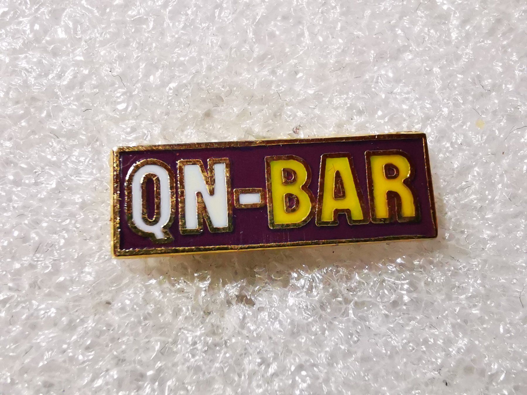Placchette & Badge: Ansteckpin 151: QN Bar – Usato da Oppligen venduto da Pin-Fall-Shop