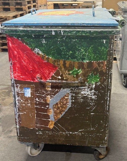 Korpus: Container mit Rollen und Deckel bemalt gebraucht – Gebraucht aus Wigoltingen von London20 4