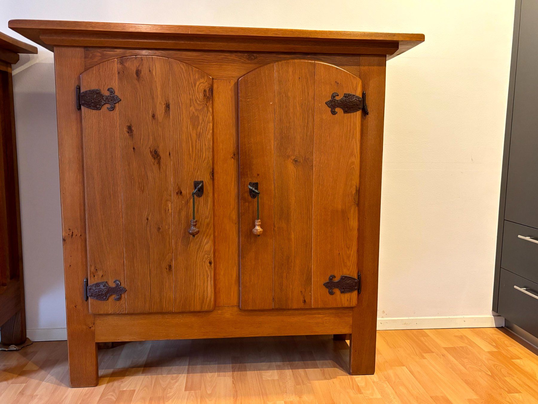 Armadi: Brutalist Belgian Cabinet in Massive Oak – Usato da St. Niklausen LU venduto da fab_62yk