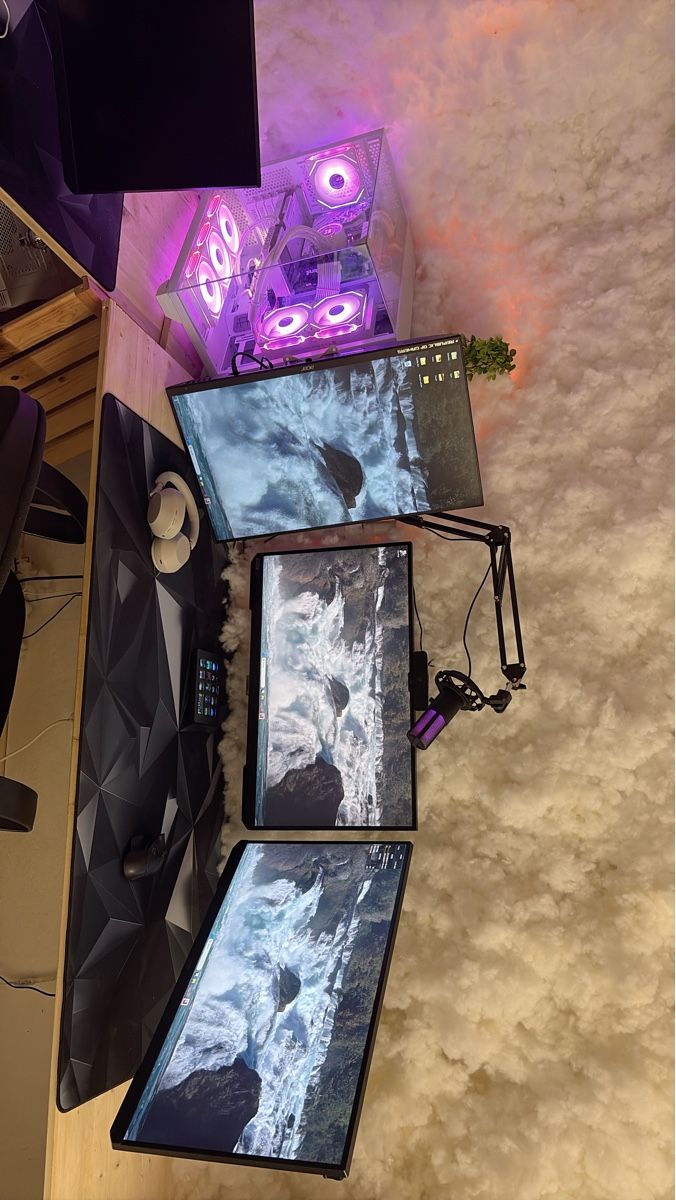 Console: Gaming PC, streamdek, microphone, webcam, and three monitors – Usato da Lausen venduto da Mutuli