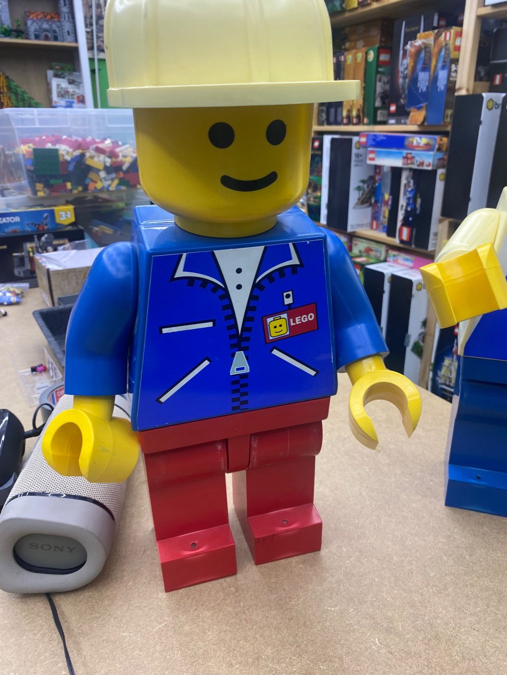 Lego Statuette: 2 Grosse Lego Figuren Originall! Selten – Usato da birrhard venduto da Nosara7 2