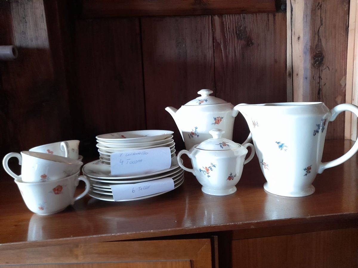 Set di piatti: Geschirr-Set, Vintage mit Blumemuster – Usato da Herzogenbuchsee venduto da Meeret