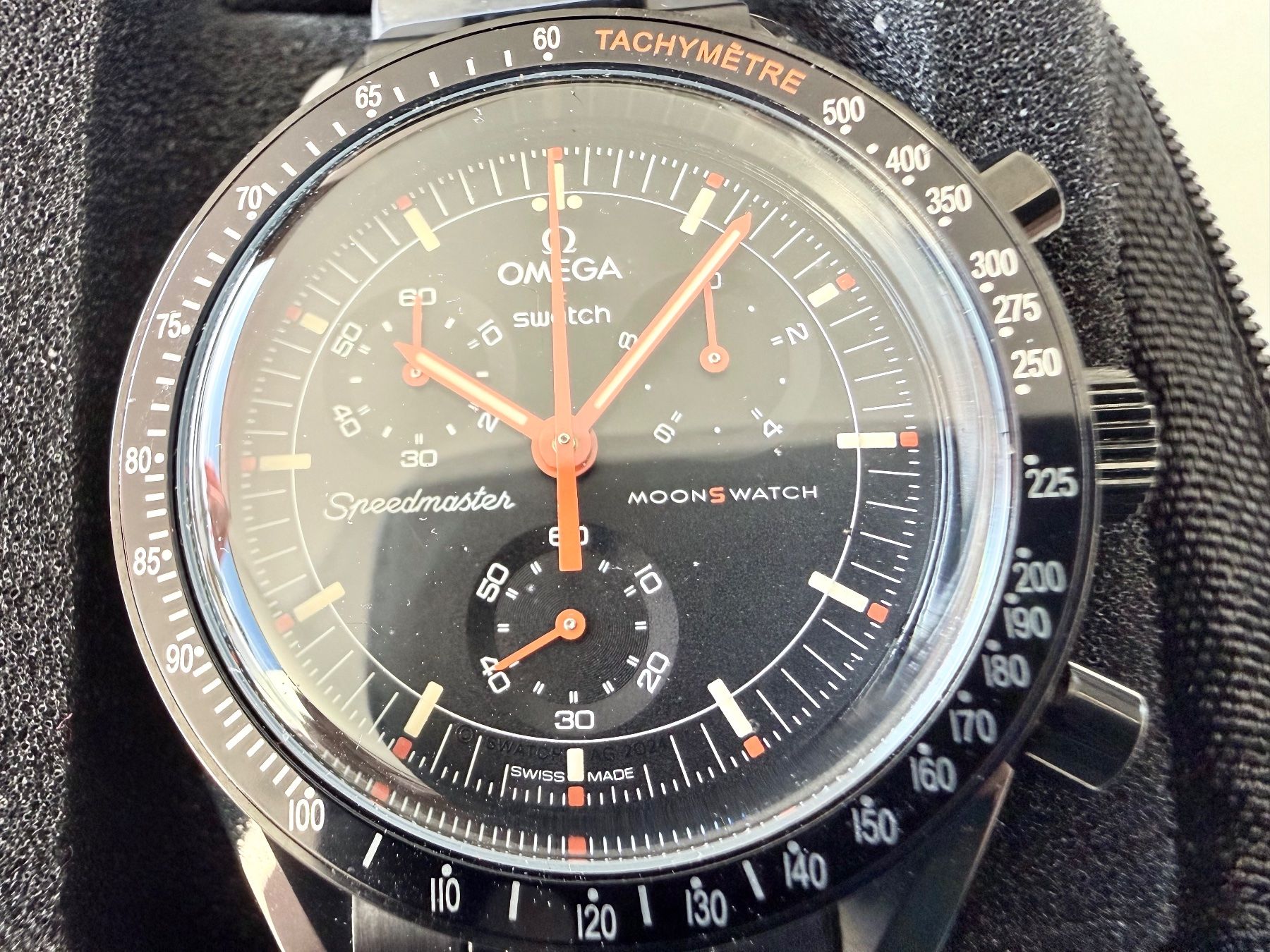 Swatch Orologi: Unique customised Moonswatch Lava, black PVD, black bezel – Nuovo (secondo la descrizione) da Le Mont-sur-Lausanne venduto da LycaGallery 1