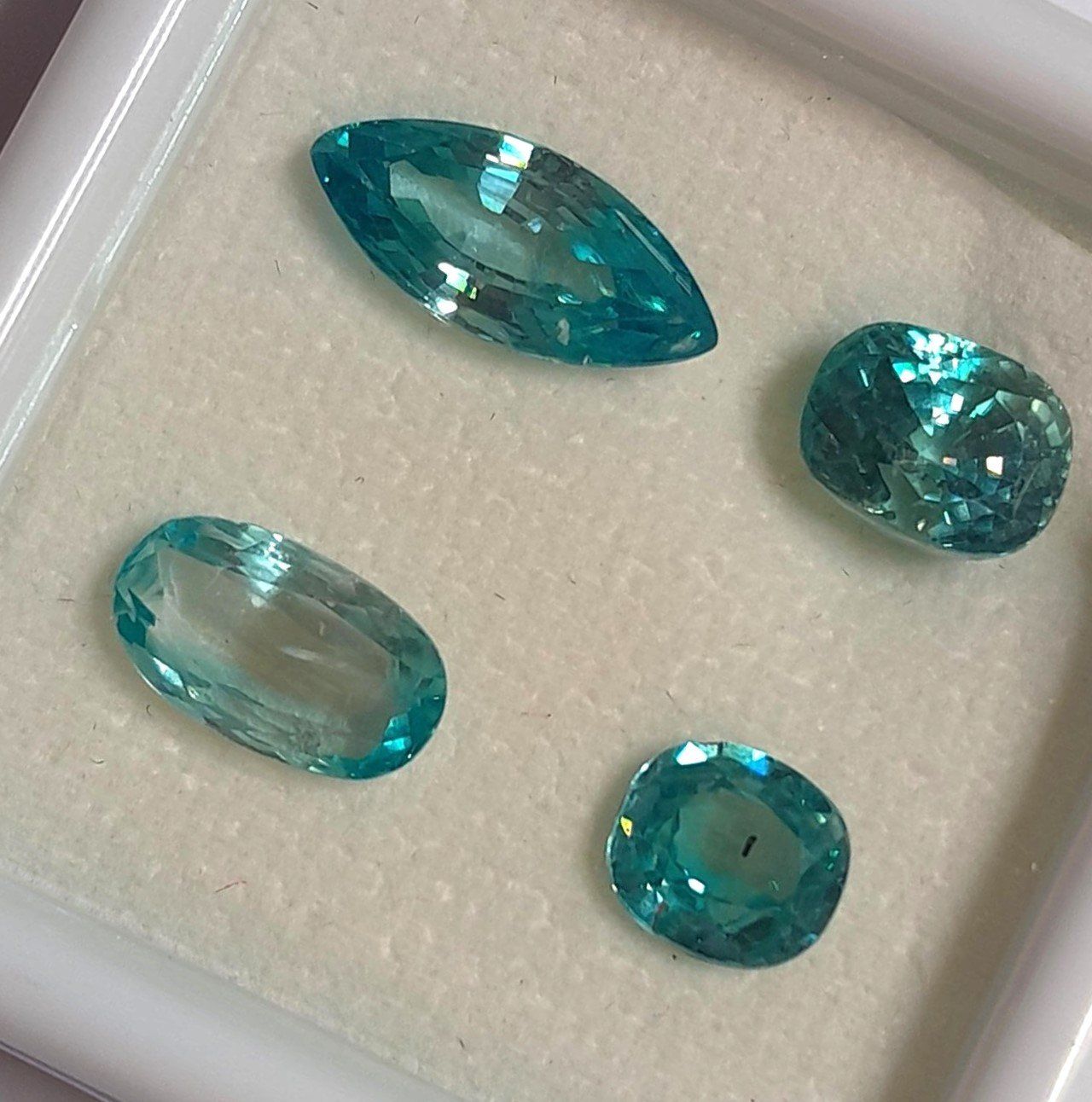 Pietre preziose: 4x Zircons bleus 11.39 ct - Valeur 672.- Fr – Nuovo (secondo la descrizione) da Grimisuat venduto da Valgem 1