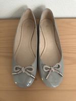 Graue Ballerinas Gr. 39 – Restricted – Lackoptik – Schleife