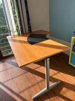 Schreibtisch / Bürotisch mit grosser Arbeitsfläche