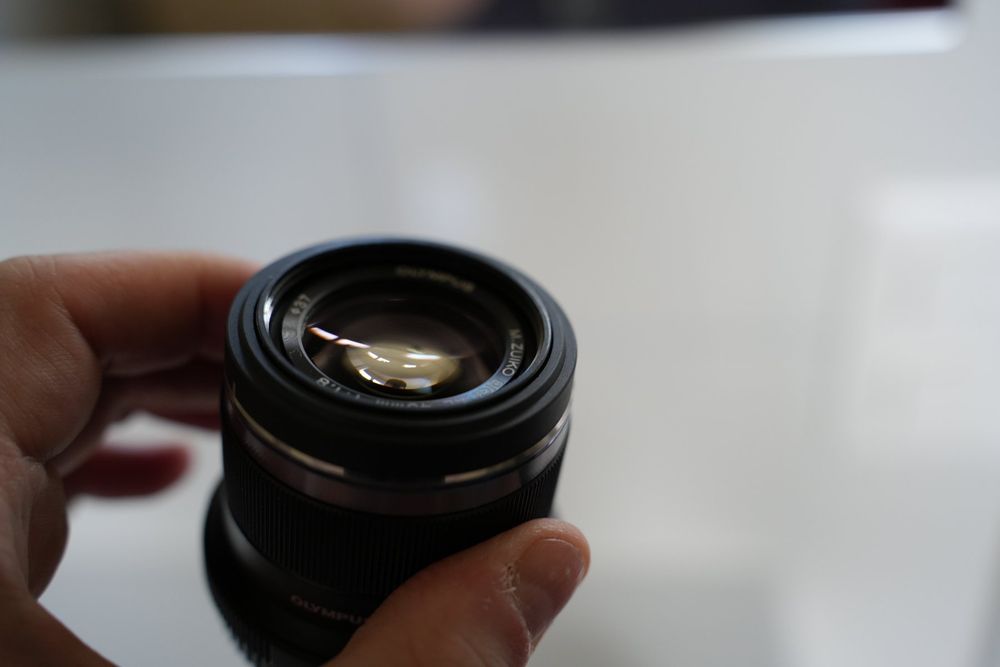 Olympus ED 45mm f1.8, inkl. Sonnenblende Kaufen auf Ricardo