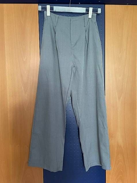 Pantaloni: Stoffhose mit Kellerfalten Gr. 36 – Usato da St.Gallen venduto da NOVEMBER01