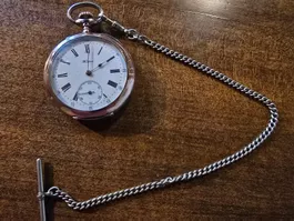Virtus Taschenuhr, alt, läuft