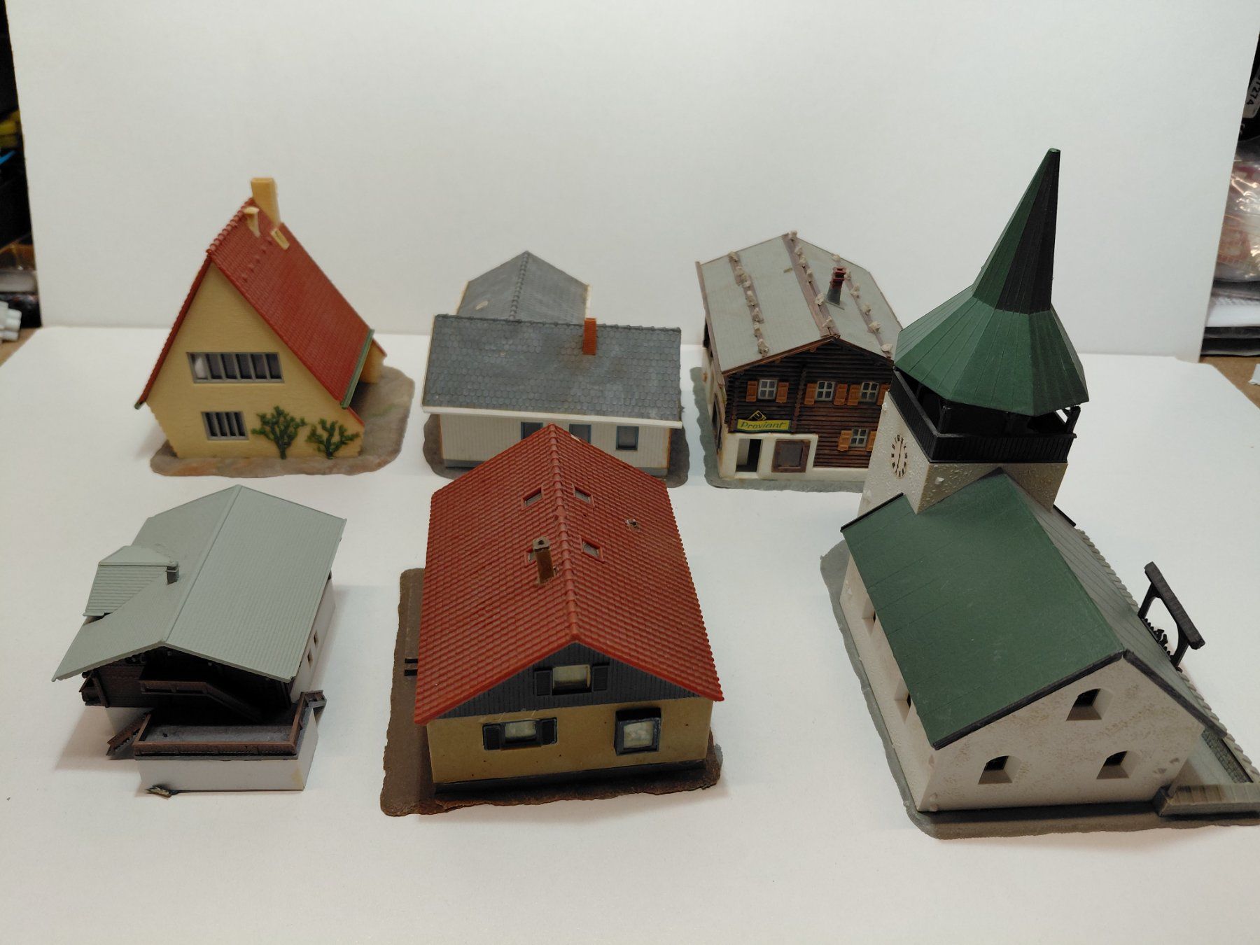 Modellini di ferrovie: Modellhaus-Set: 6 Stk. ländliche Häuser + Kirche, – Usato da Bern venduto da ascona43 2