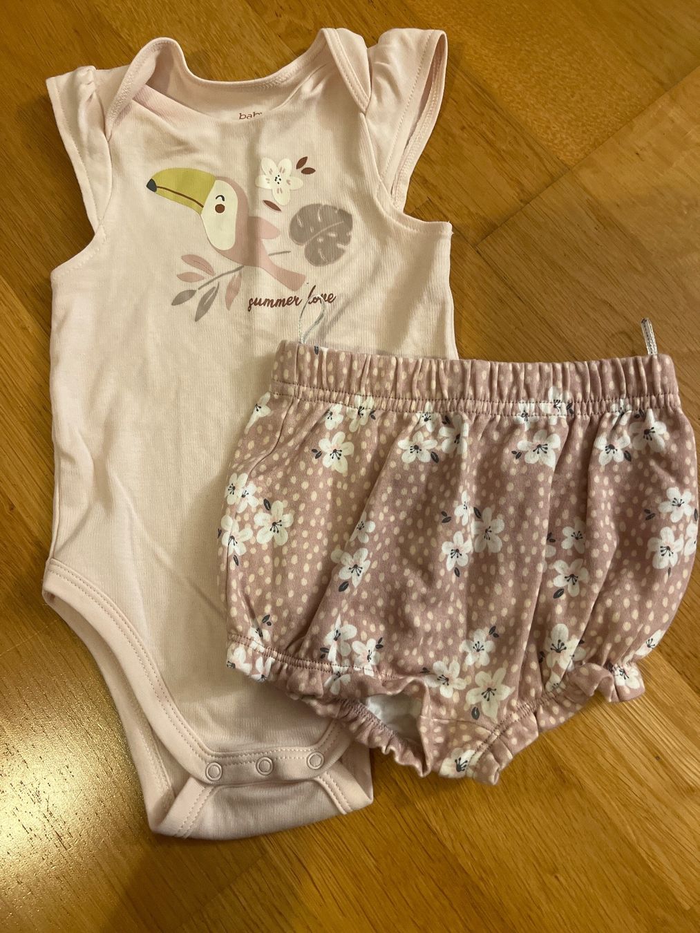 Kleiderpakete & -sets: 2er Set Bodys (2 kurzarm) plus 1 Höschen – Gebraucht aus Meilen von gio_xlz7