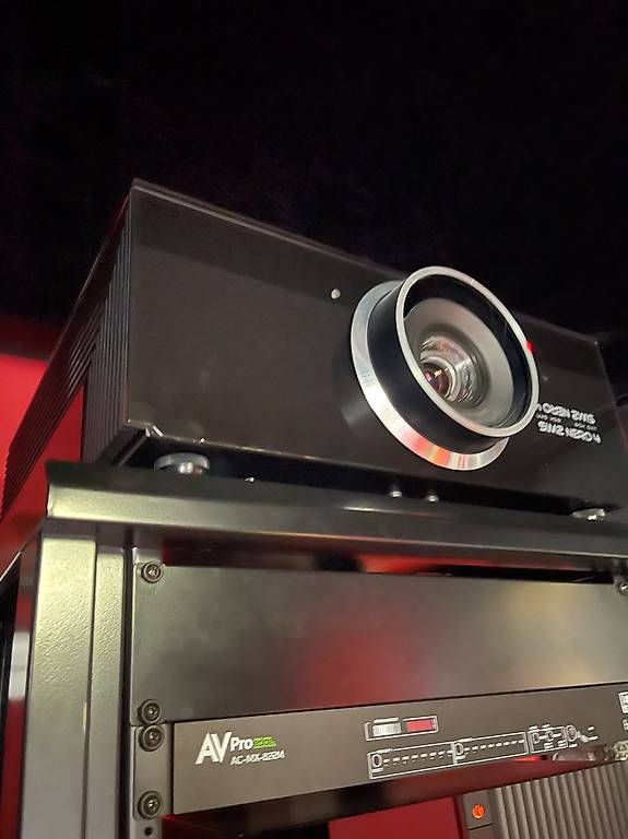 Videoprojektoren: High End Beamer SIM2 Nero 4 mit 5000 Lumen – Gebraucht aus Aesch BL von Eyjo 2