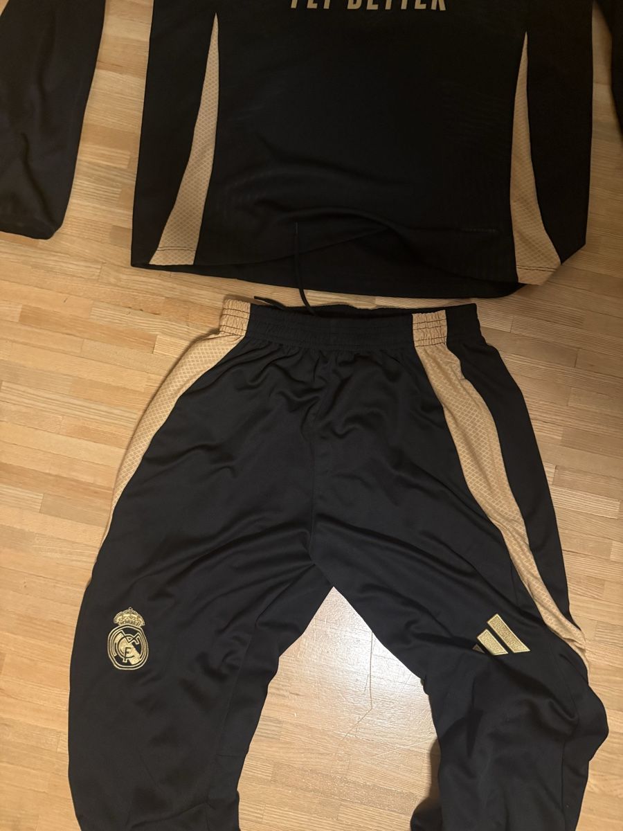 Lotti di vestiti: Real Madrid Trainingsanzug Grösse L – Usato da St. Gallen venduto da LeonMatteon1879 1